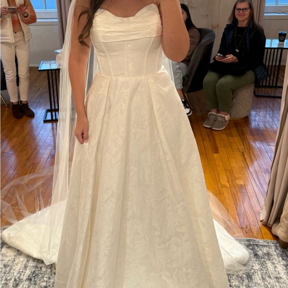 Chic Ivory Bridal Gown